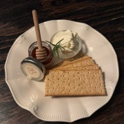 크림치즈와 꿀 & 통밀크래커 메뉴 사진(네이버)