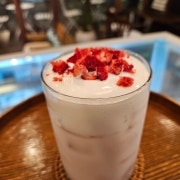 딸기 아인슈페너 (only ice) 메뉴 사진(네이버)