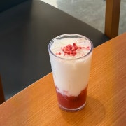 리얼 딸기라떼 메뉴 사진(네이버)