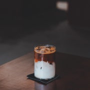 언커브 라떼(HOT/ICED) 메뉴 사진(네이버)