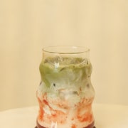 딸기 말차 라떼 메뉴 사진(네이버)