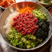 육회비빔밥과 뭇국 메뉴 사진(네이버)