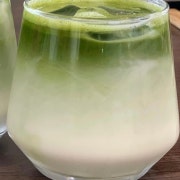 봄 말차라떼 메뉴 사진(네이버)