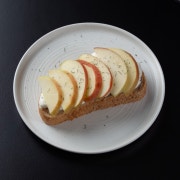 사과 오픈토스트 메뉴 사진(네이버)