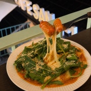 루꼴라치즈듬뿍떡볶이 메뉴 사진(네이버)