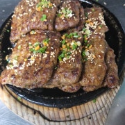 녹돈떡갈비(돼지떡갈비)1인분 한우1쪽 메뉴 사진(네이버)