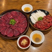 육사시미+육회 메뉴 사진(네이버)