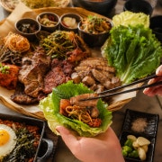 명당 큰밥상|짚불차슈보쌈 갈비 큰밥상 메뉴 사진(네이버)