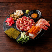 차돌육회 & 우니단새우 삼합 메뉴 사진(네이버)