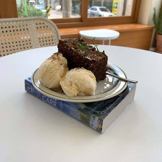 브라우니(with ice cream) 메뉴 사진(네이버)