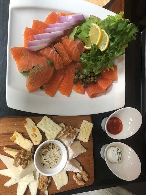 수제훈제연어&모듬치즈 메뉴 사진(네이버)
