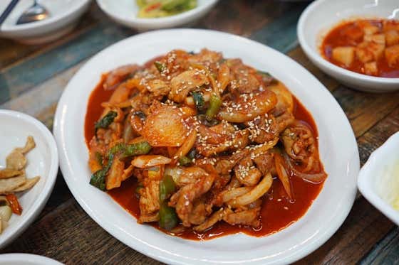 제육볶음 공기밥포함 메뉴 사진(네이버)