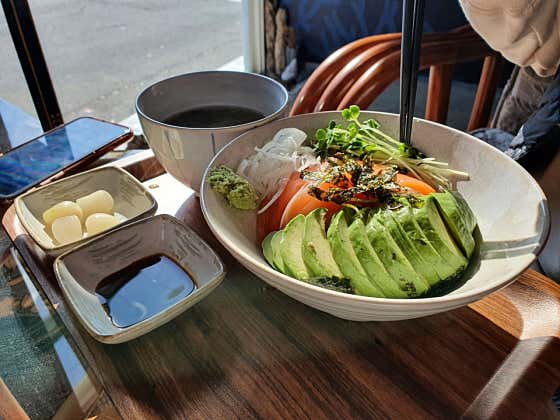 연어아보카도덮밥 메뉴 사진(네이버)