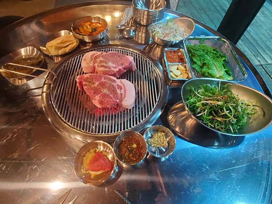 Meat and assorted accompaniments at Jewon Kkangtong