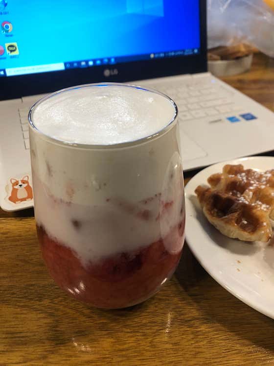 리얼딸기라떼 메뉴 사진(네이버)