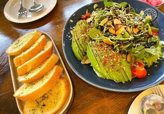 아보카도샐러드 & 마늘빵 메뉴 사진(네이버)
