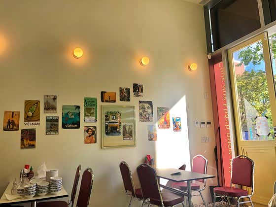 Tables and walls at Măm Măm Table Sinyongsan