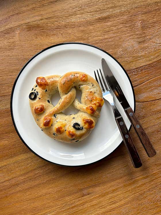 블랙 올리브 치즈 프레즐 메뉴 사진(네이버)