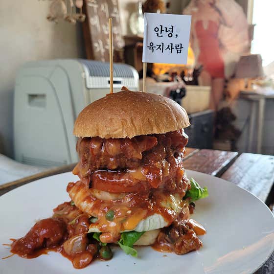 칠리 흑돼지버거 메뉴 사진(네이버)