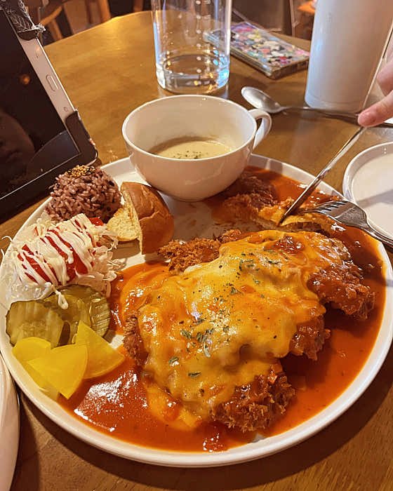 홍산. 수제치즈돈까스 메뉴 사진(네이버)