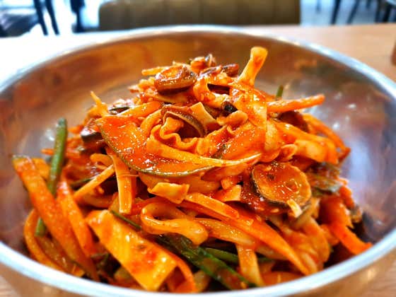 따개비칼비빔면(매콤새콤) 메뉴 사진(네이버)