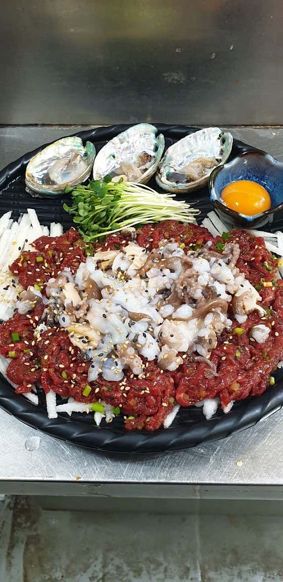 육회삼합(소) 메뉴 사진(네이버)
