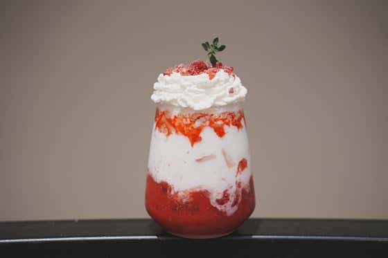 딸기라떼(Ice) 메뉴 사진(네이버)