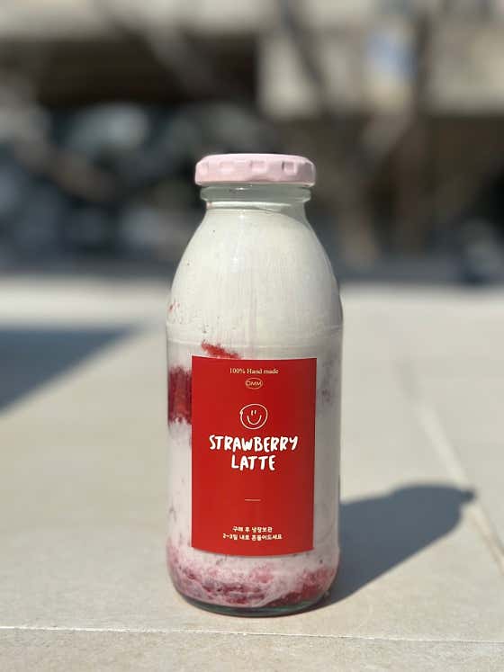 OMM 딸기라떼 (겨울, 봄 시즌) 메뉴 사진(네이버)