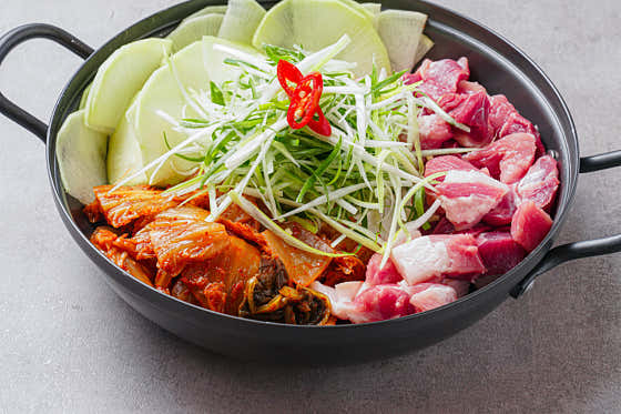 생돼지 김치 두루치기 메뉴 사진(네이버)
