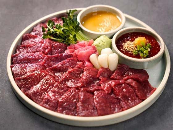 1++한우 육사시미 (220g) 메뉴 사진(네이버)