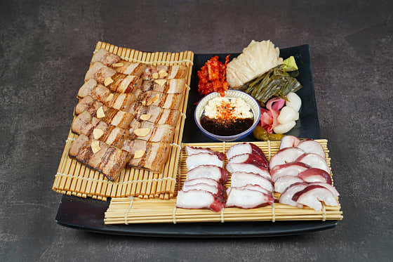 문어.흑돼지차슈삼합 메뉴 사진(네이버)
