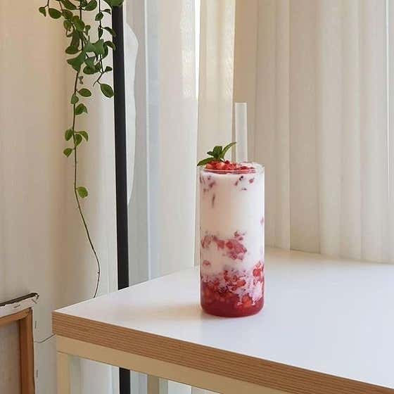 딸기라떼 ONLY ICE 메뉴 사진(네이버)