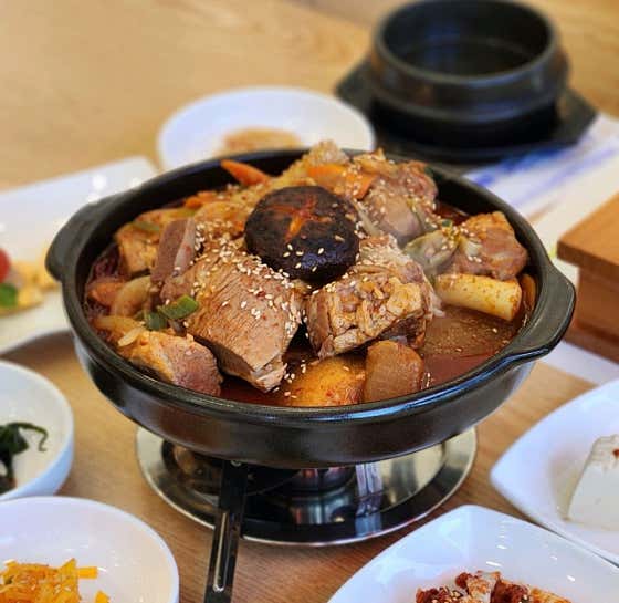 매콤 돼지갈비찜 솥밥정식 (2인) 메뉴 사진(네이버)