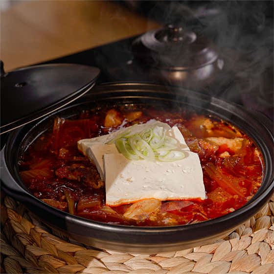 "30시간 흑돼지 김치찌개" 메뉴 사진(네이버)