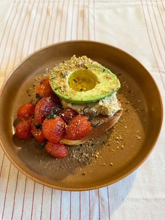 Avo Hummus on Toast 메뉴 사진(네이버)