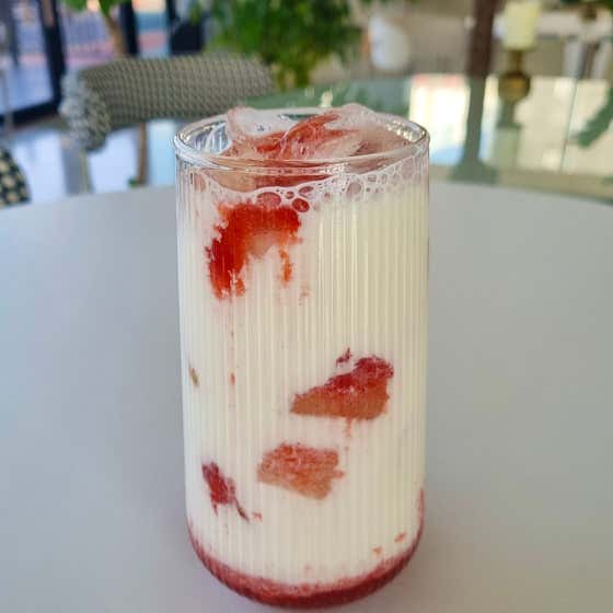 딸기라떼(ICE) 메뉴 사진(네이버)
