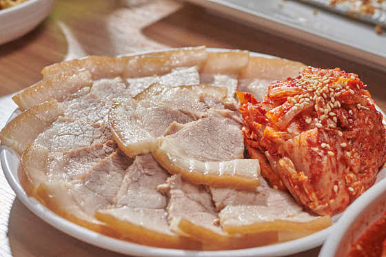 겉절이수육 中 메뉴 사진(네이버)