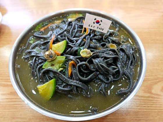 먹물 따개비칼국수 메뉴 사진(네이버)