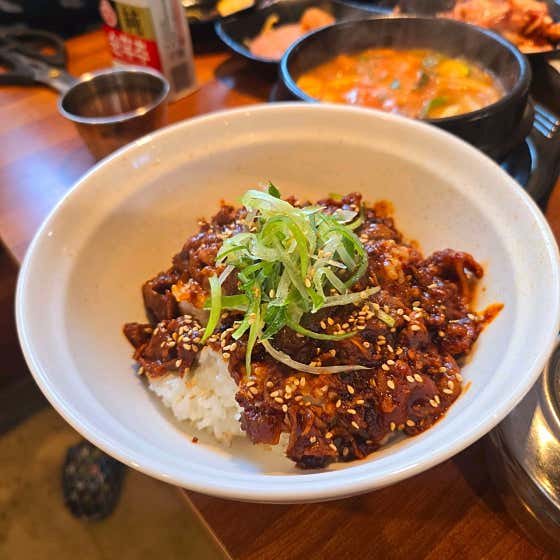 매콤제육덮밥 메뉴 사진(네이버)