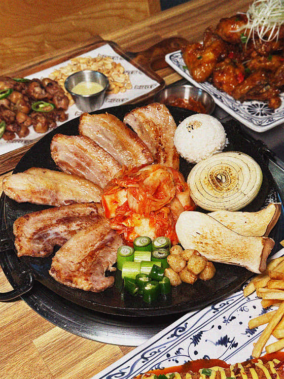 솥뚜껑 삼겹묵은지 메뉴 사진(네이버)