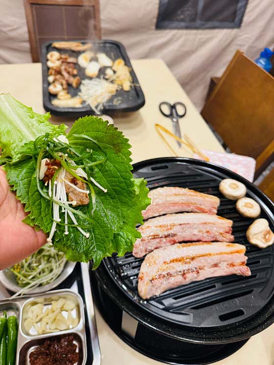 숙성 한돈 숯불생삼겹살(100g) 메뉴 사진(네이버)