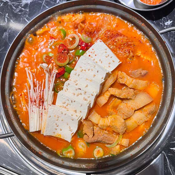 백정 고기듬뿍 김찌치개 메뉴 사진(네이버)