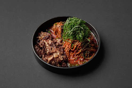 매콤 우삼겹들기름막국수 메뉴 사진(네이버)