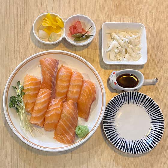 생 연어초밥(8ps/12ps) 메뉴 사진(네이버)