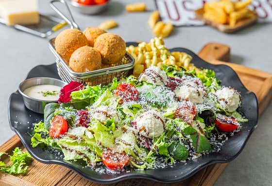 인기 치즈볼 & 리코타 샐러드 메뉴 사진(네이버)