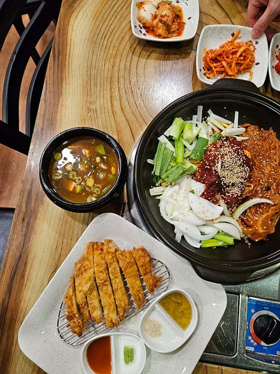 비빔국수+돈까스set 메뉴 사진(네이버)