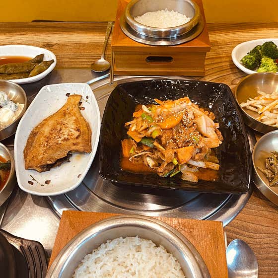 제육볶음 솥밥 정식 메뉴 사진(네이버)
