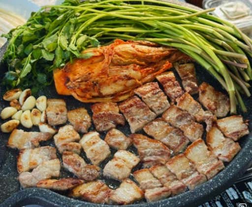미나리 김치삼겹구이 한판(450g) 메뉴 사진(네이버)