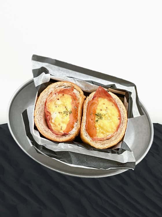 치폴레에그마요베이컨 소금빵샌드위치 메뉴 사진(네이버)