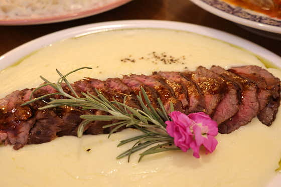 살치살스테이크와 감자퓨레 메뉴 사진(네이버)